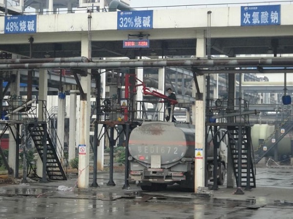 風(fēng)從虎，雨從龍，大大來(lái)了雨迎接！興發(fā)牛，大壩壯，主席來(lái)了宜昌亮！